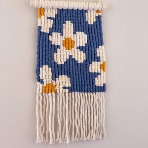 Daisy macrame wall hanging